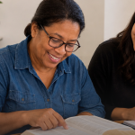 La alfabetización va más allá de la enseñanza y alcanza a las personas con el mensaje de la Biblia
